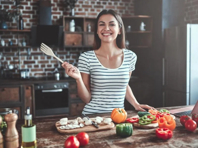 kobieta przygotowująca zdrowe posiłki