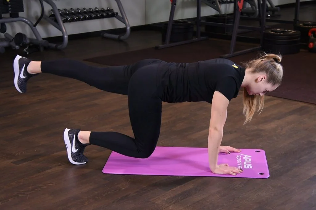 Bear plank z wyprostowaniem nogi