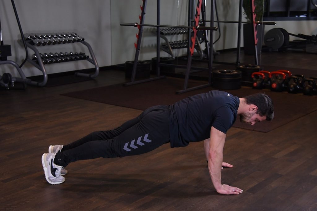 Plank - Izometryczny skurcz mięśni brzucha z wyprostowanymi ramionami