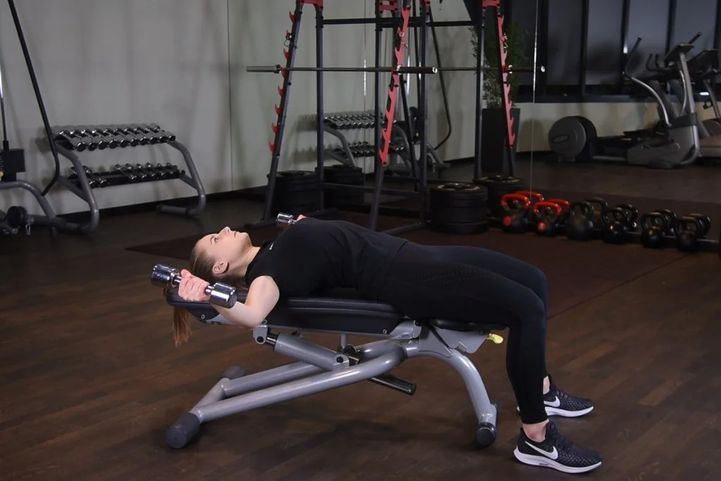 Rozpietki na ławce prostej z hantlami