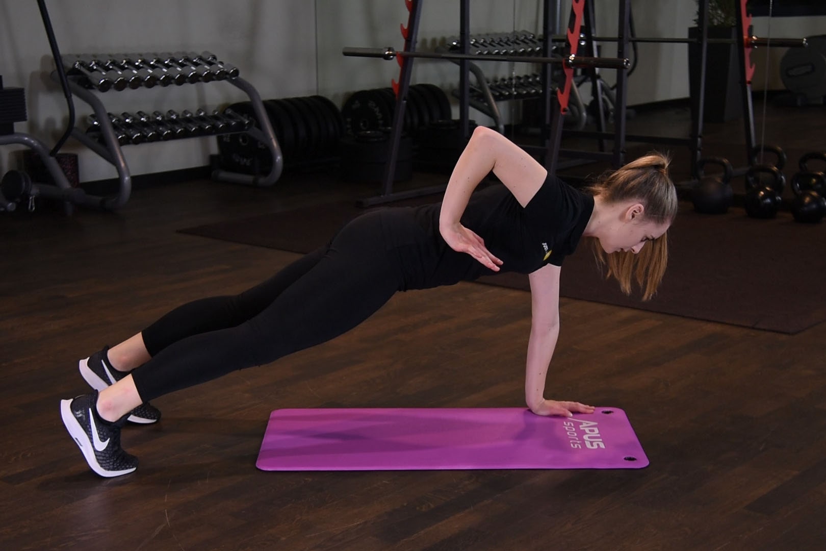 Plank Arm Row - Zobacz wideo instruktażowe, błędy oraz wskazówki!