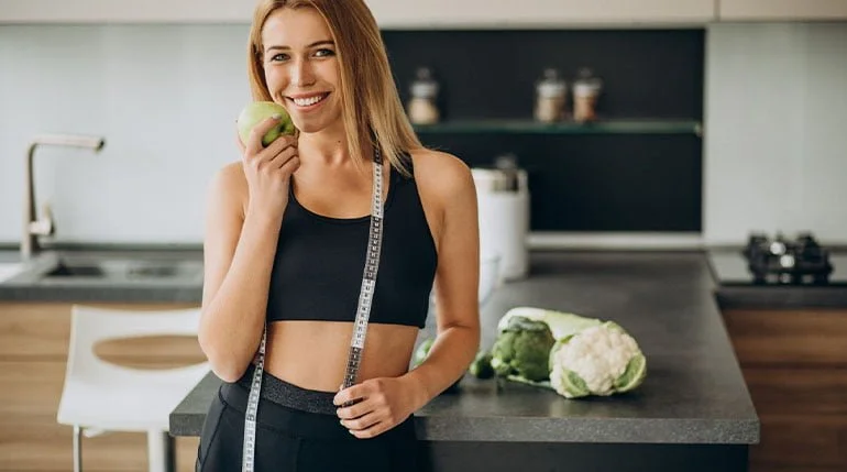 kobieta jedząca jabłko