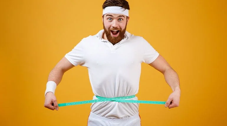 mężczyzna pokazujący efekty zdrowej diety