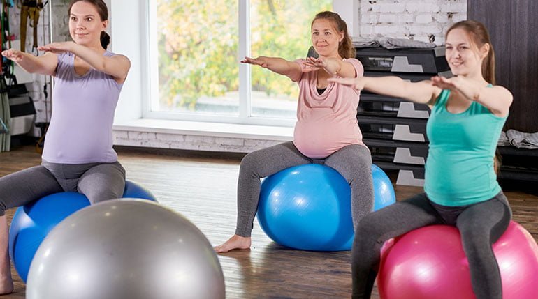kobiety ćwiczące w ciąży na piłkach