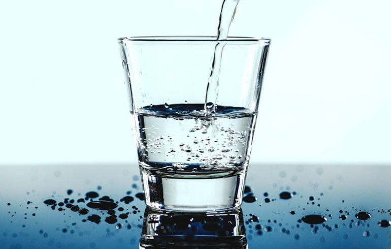 szklanka z wodą mineralną
