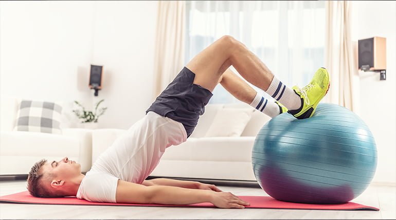 ćwiczenie mięśni bioder, trening core w domu