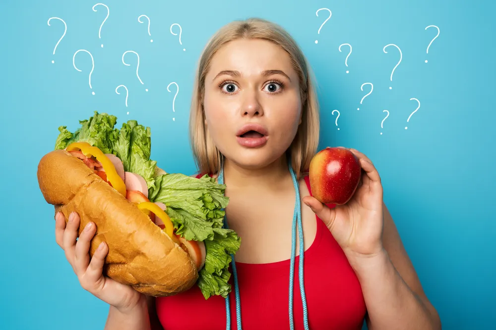 kobieta zastanawia się jak zdrowo jeść