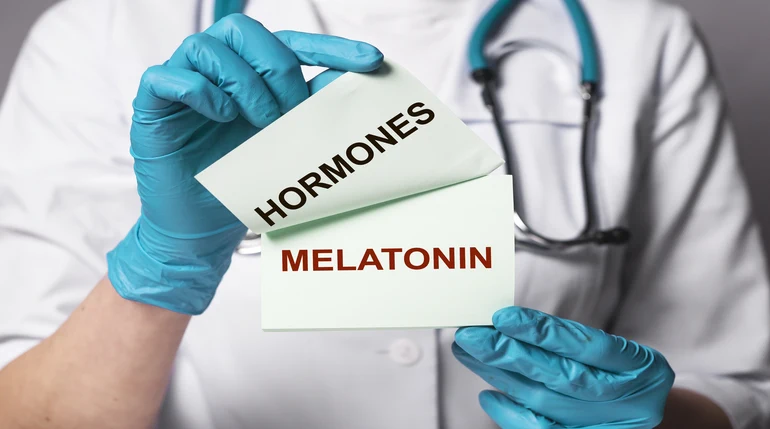 lekarz wskazujący na hormon snu, melatoninę