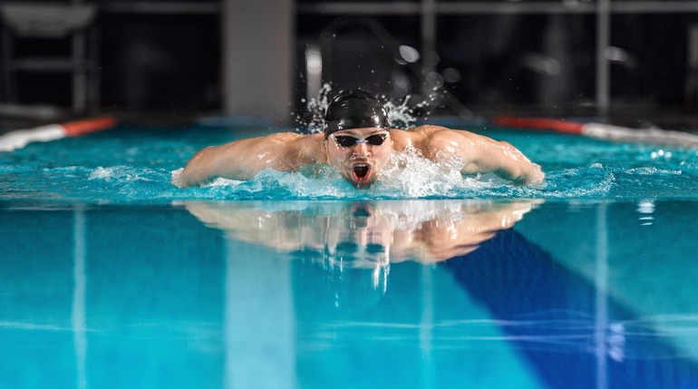 mężczyzna pływa przed treningiem siłowym