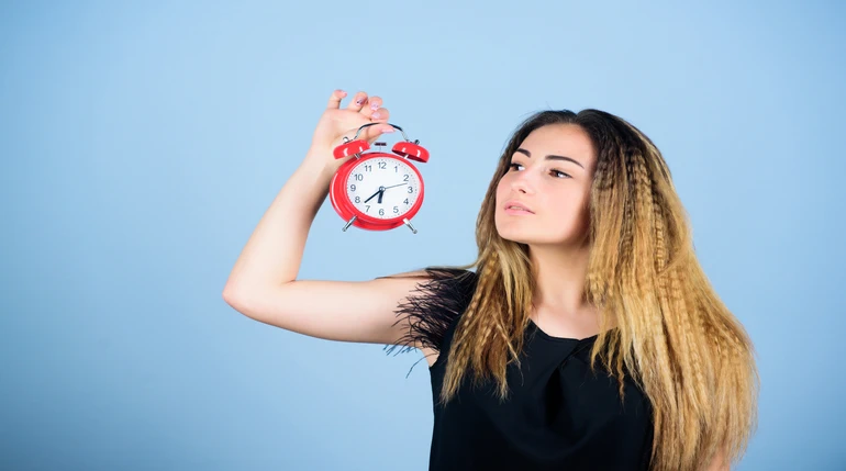 rozregulowany zegar biologiczny kobiety przy zaburzeniach rytmu dobowego