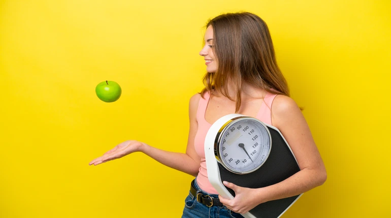 kobieta i redukcja masy ciała poprzez dobre odżywianie