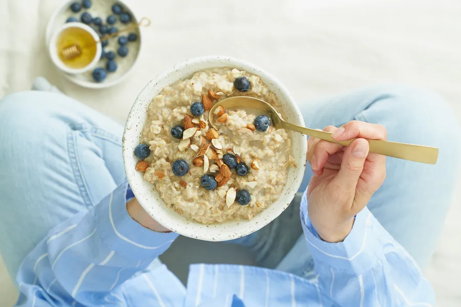 Owsianka z borówkami i migdałami.