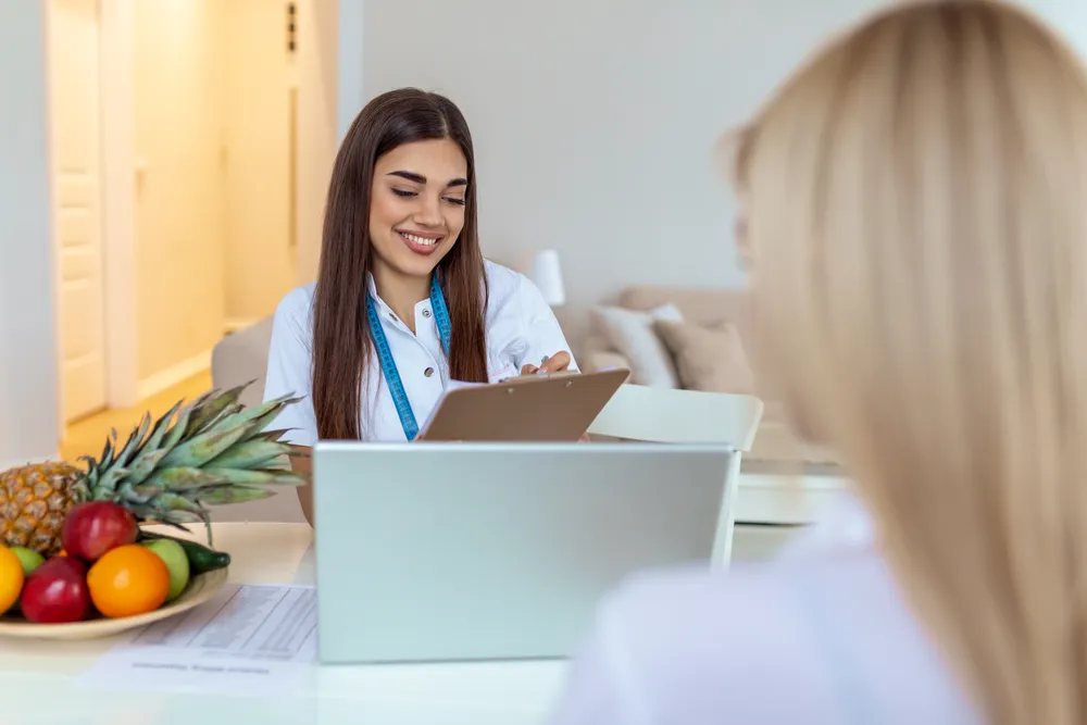 dietetyk kliniczny udziela porad pacjentce w gabinecie