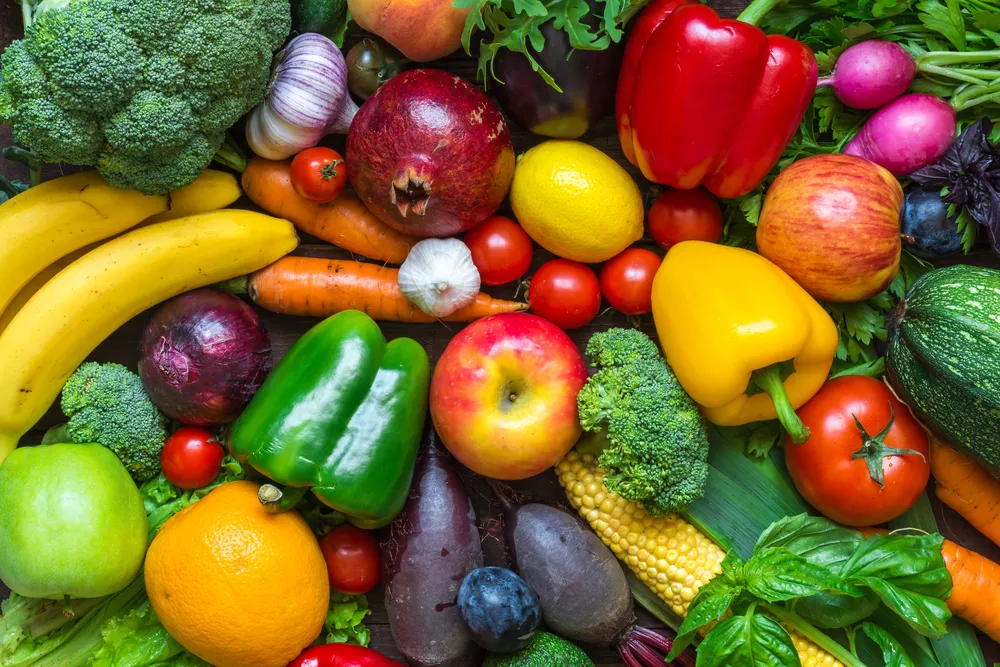 jedzenie warzyw i owoców na redukcji