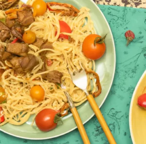 Makaron spaghetti z wołowiną i warzywami