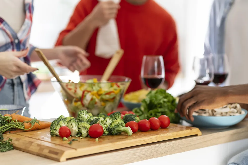 kobiety wykonują przekąski na imprezę