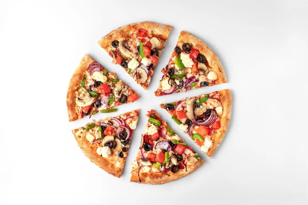 pizza upieczona i pocięta na kawałki