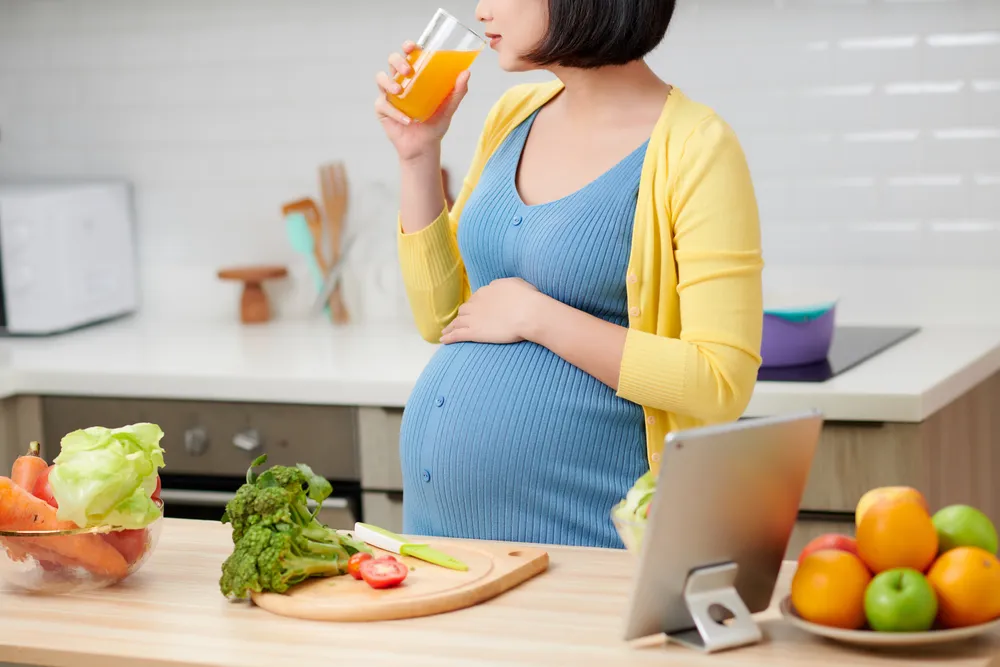 kobieta w ciąży na diecie bogatej w kwas foliowy