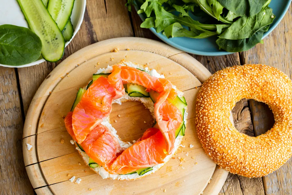 bajgiel z wędzonym łososiem na dietetyczne śniadanie