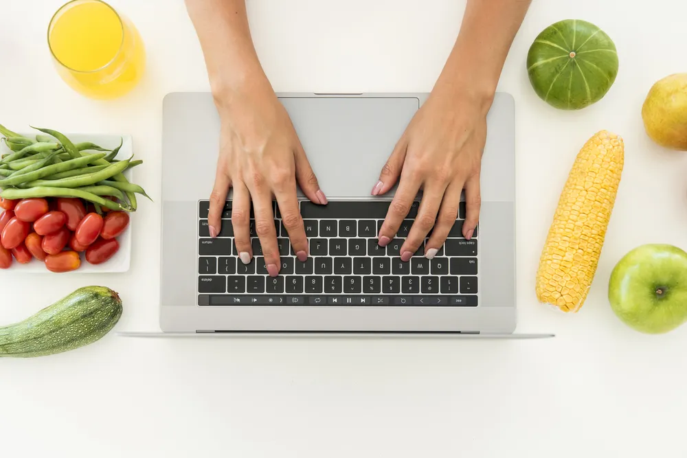 pacjent sprawdza dietę online od dietetyka online