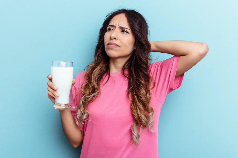 kobieta która zastanawia się dlaczego dieta online na nietolerancję laktozy jest ważna