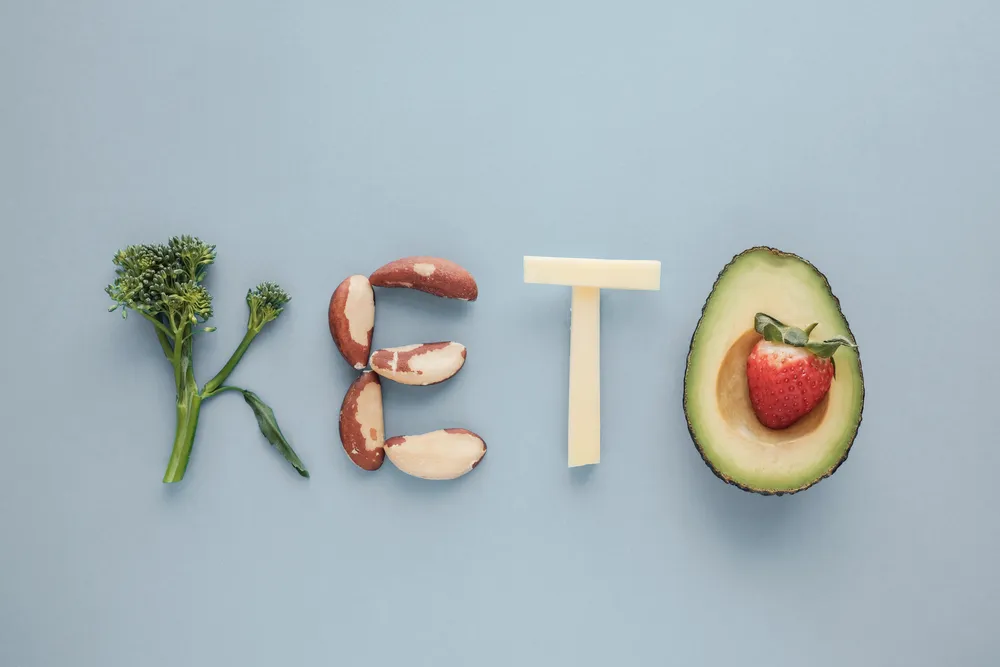 napis dieta keto ułożony z owoców i warzyw