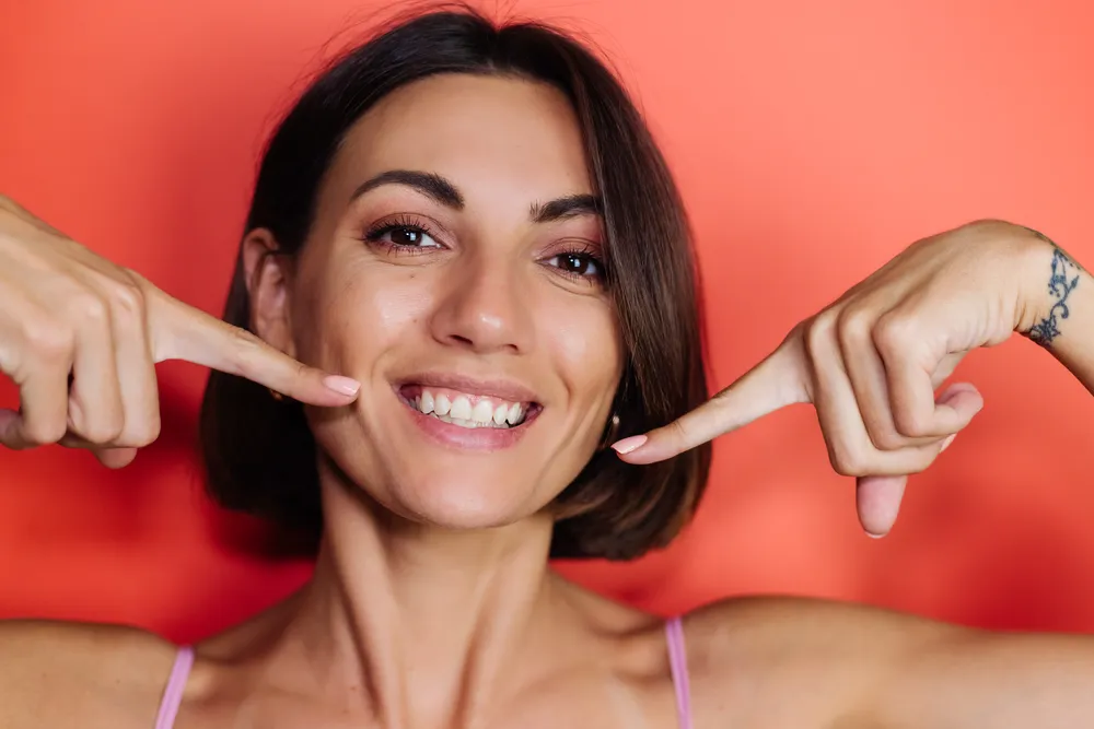 uśmiechnięta kobieta po redukcji tkanki tłuszczowej z twarzy