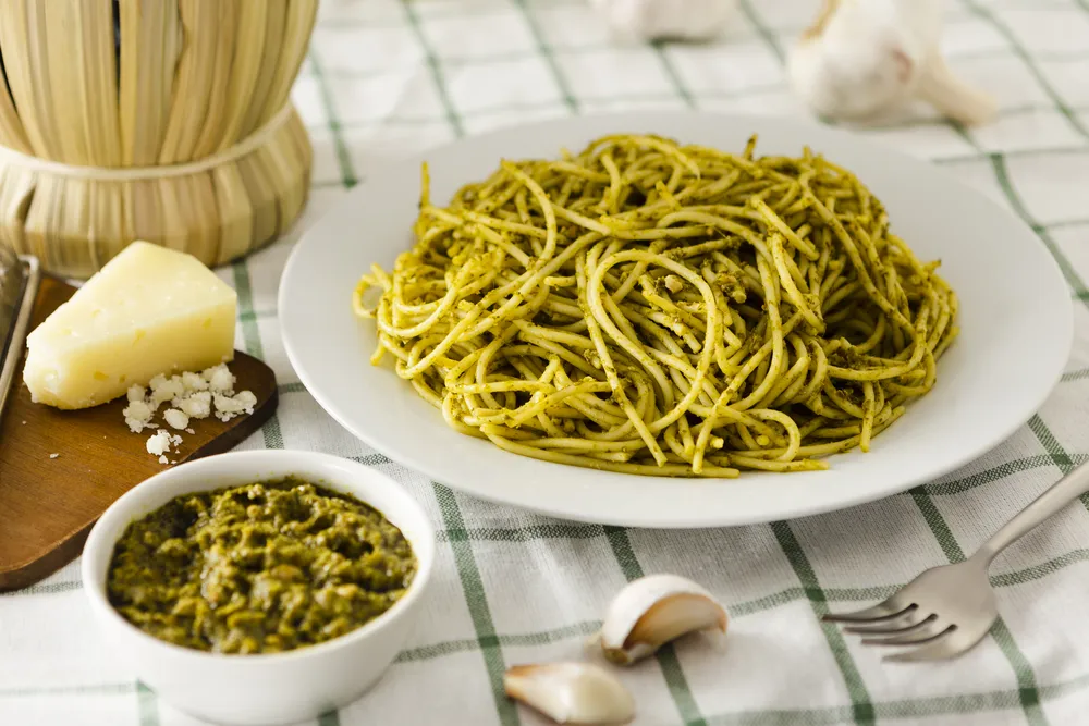 danie obiadowe z makaronem spaghetti z pesto