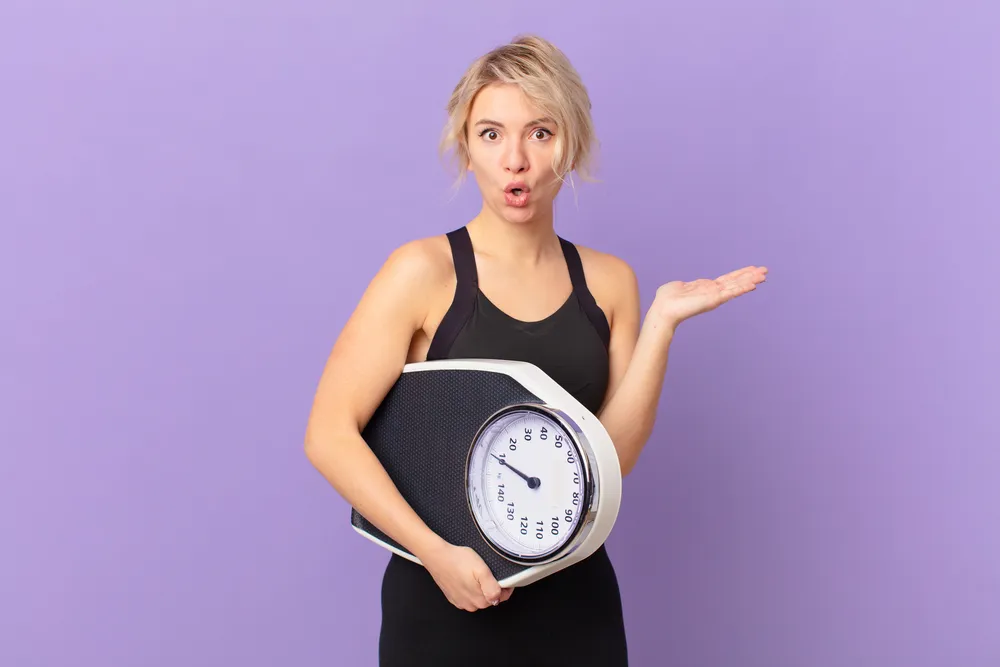 kobieta zastanawia się jak schudnąć bez głodu