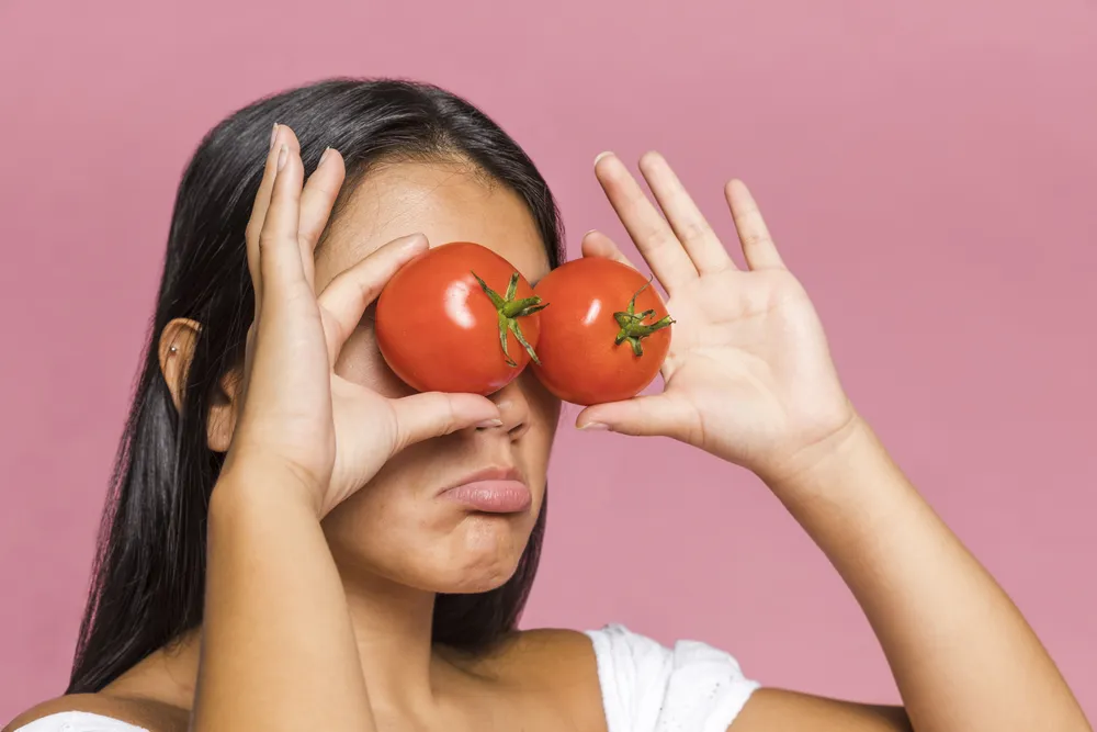 kobieta chciałaby wiedzieć z czym jeść pomidory