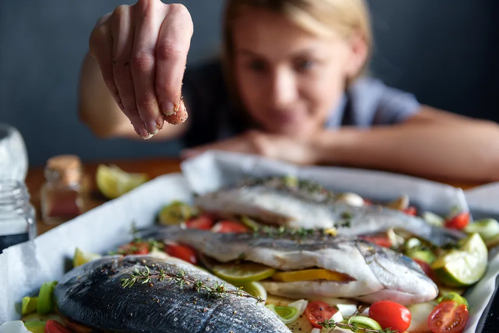 kobieta na diecie wikinga przyprawia ryby