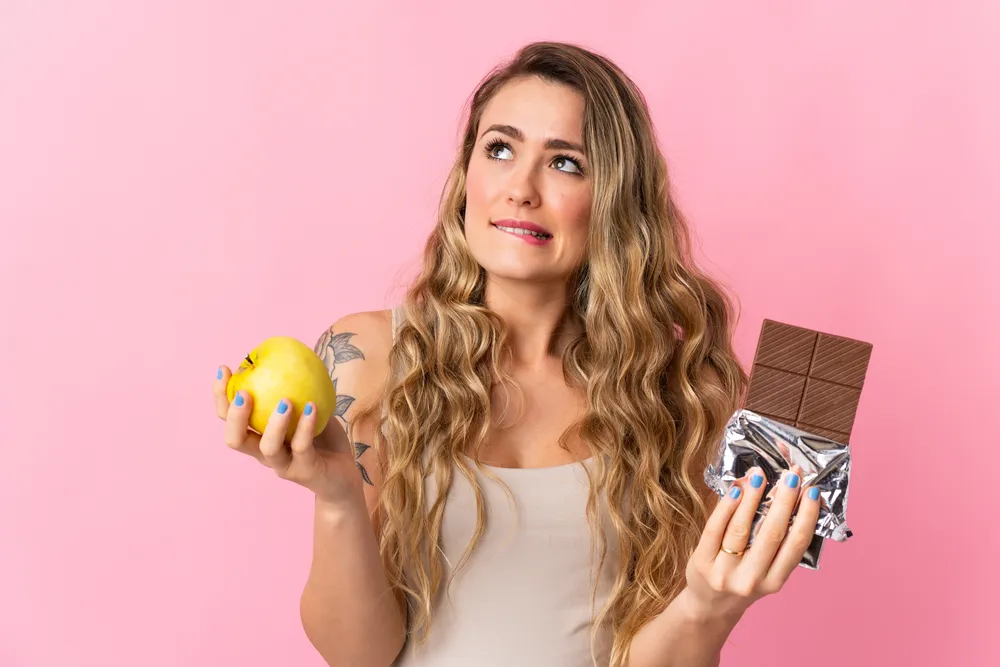 kobieta zastanawia się jak schudnąć 10 kg