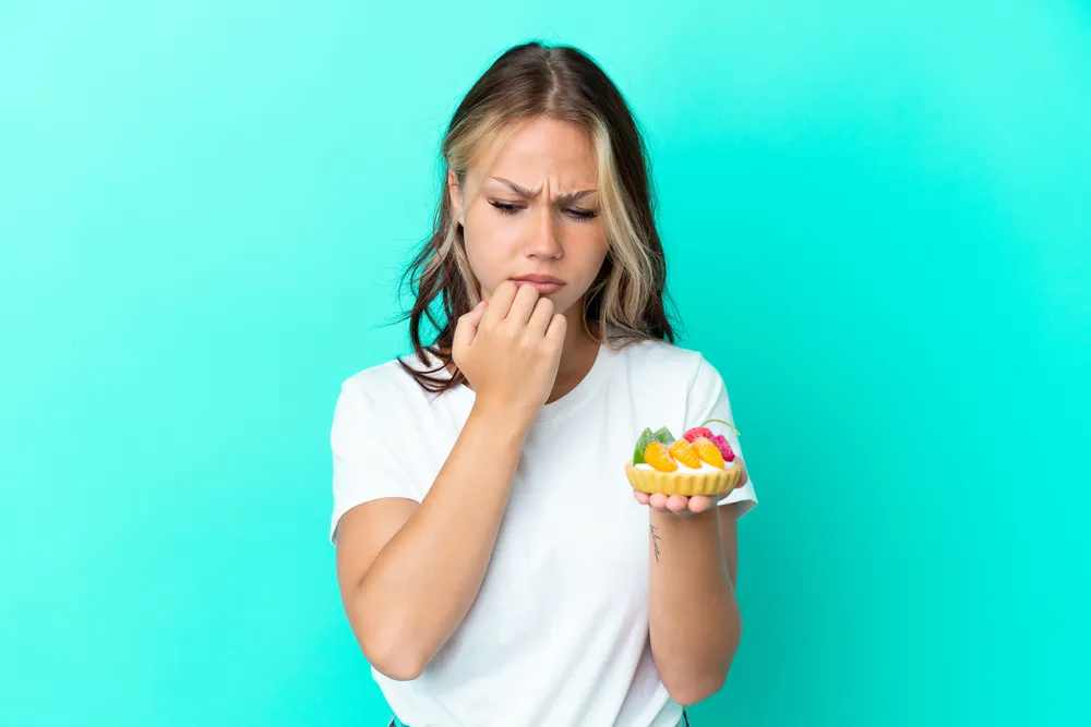 kobieta zastanawia się nad wadami i zaletami głodówki