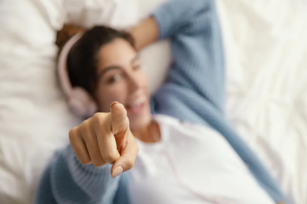 kobieta propaguje wsparcie jakości snu