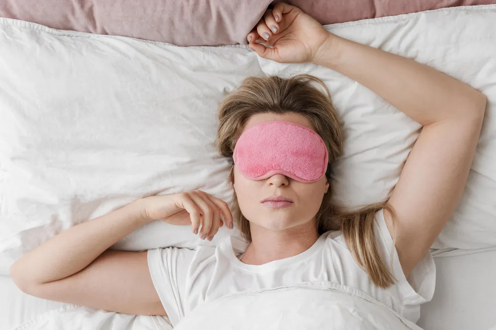 kobieta stosuje odpowiednią higienę snu