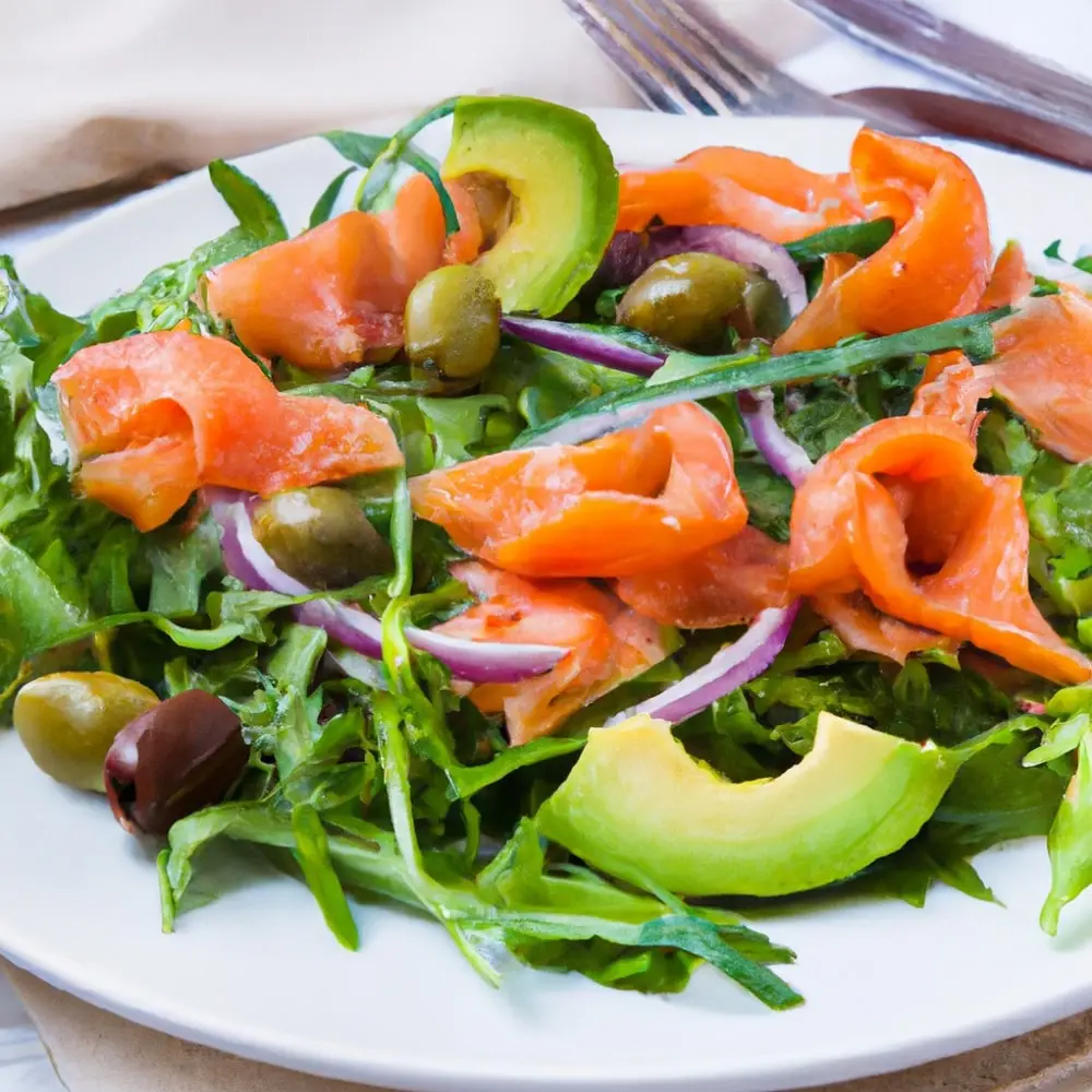 Sałatka z wędzoną rybą, awokado i oliwkami