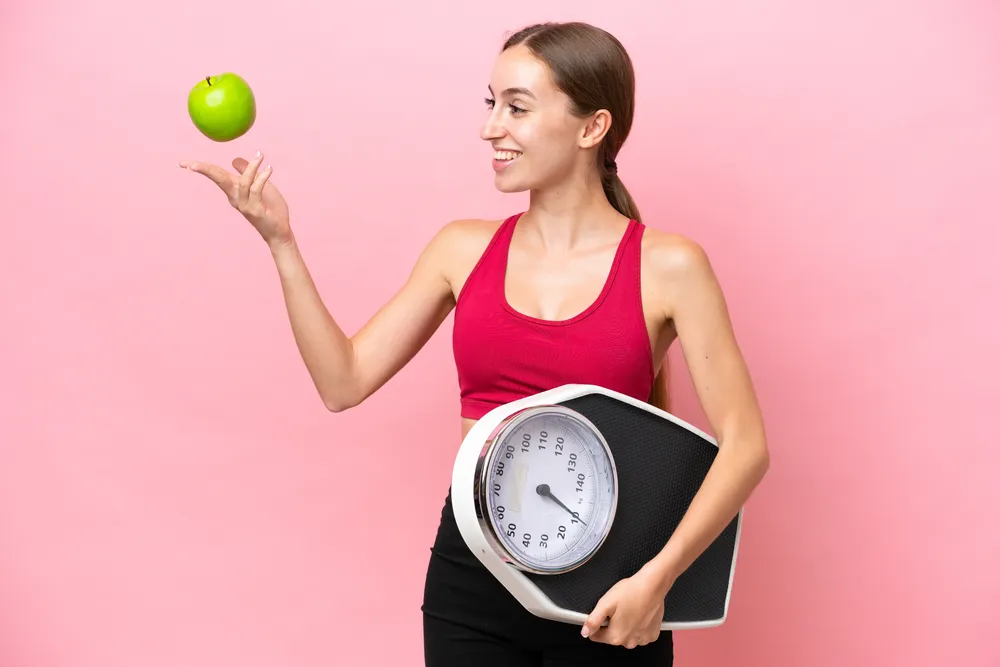 kobieta zastanawia się jak schudnąć 4 kg w miesiąc