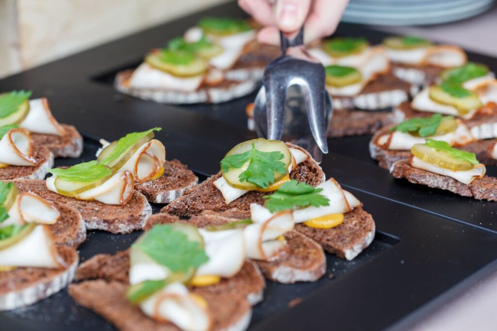 Catering pudełkowy a współpraca z dietetykiem: co wybrać i kiedy?